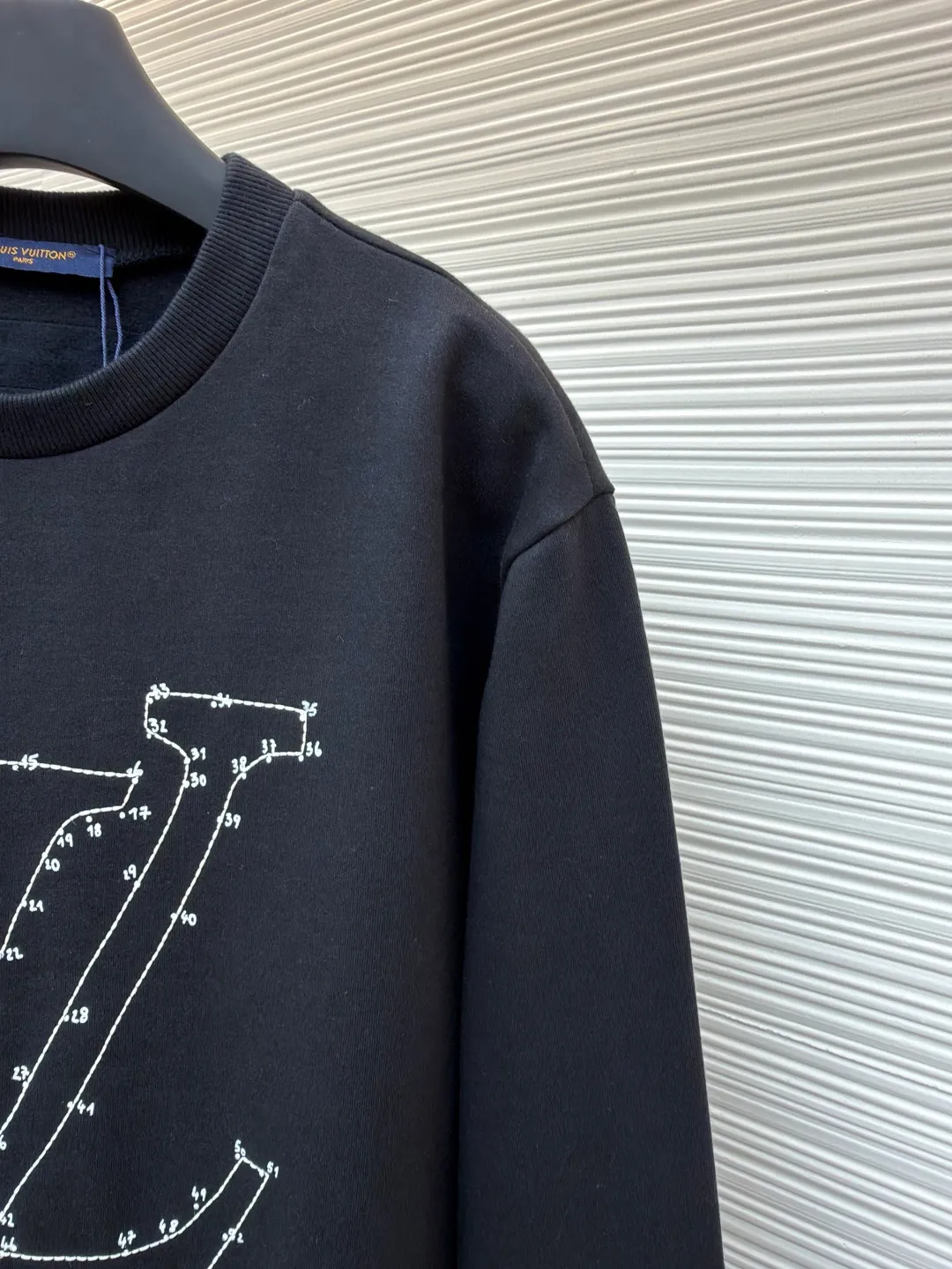 LOUIS VUITTON constellation embroidered round neck sweatshirt ●Original version: purchased and developed for 7499 ●Item number: 1681805-A90 ●Fabric: cotton sweatshirt fabric ●Technology: embroidery production ●Color: black ●Version: fitted version ●Weight: about 500 grams ●Size: S-M-L-XL ●Description: 32s double-ply cotton sweatshirt fabric After the gray cloth is dyed and finalized, the base fabric is subjected to a fleece shearing process. An eight-claw machine is used for screen printing and laser engraving on kefir. The printing effect is matte and feels light and thin. The embroidery uses a Tajima embroidery machine imported from Japan. The overall wiring is straight and delicate, the fabric is comfortable and soft, and the color is consistent without color difference. It can be matched with the same style to create a fashionable look and control various occasions. Customized accessories, complete with three standards, same style for men and women!